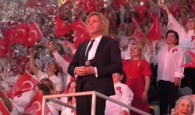 İzmit, Cumhuriyetin 101'inci yılını Soner Arıca ile kutladı