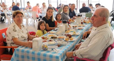 İzmit'te 'Gülümse Kahvaltı Evi' misafirlerini ağırlıyor