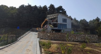 Kaçak lüks villa yıkıldı