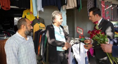 Kahramanmaraş'ta MHP'den kadına şiddete farkındalık... Erkeklere gül dağıtıldı!