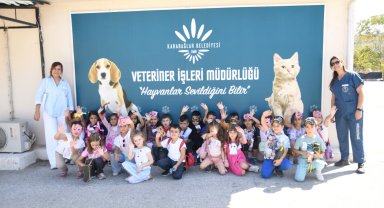 Karabağlar'da çocuklar can dostlarıyla çok mutlu