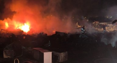 Kızıltepe'de hurdalık alanda çıkan yangın söndürüldü