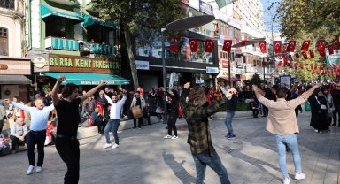 Kocaeli'de davul ve zurna eşliğinde zeybek gösterisi