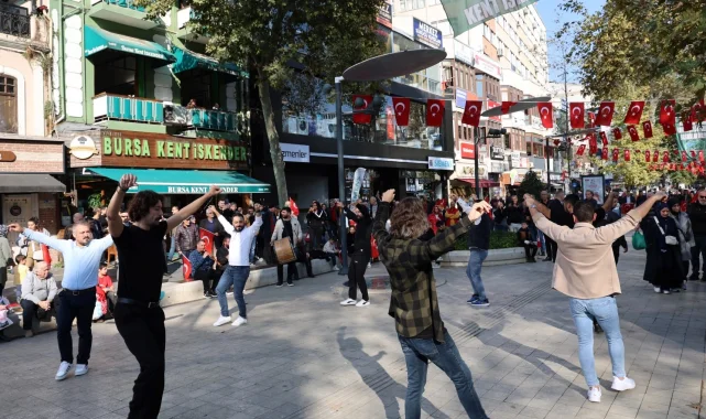 Kocaeli'de davul ve zurna eşliğinde zeybek gösterisi