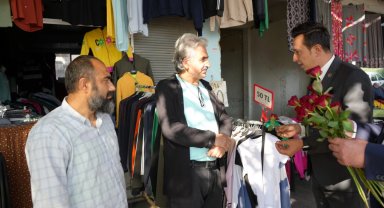 MHP'den kadına şiddete dikkat: Erkeklere gül dağıtıldı