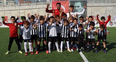 Minik futbolcular İzmit Belediyesi Cumhuriyet Bayramı Futbol Şöleninde doyasıya eğlendi 