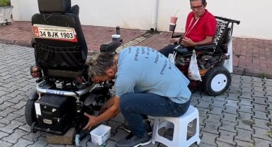 Murat öğretmen 25 yıldır ücretsiz onarıyor