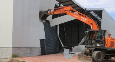 Nillüfer Tahtalı'da kaçak depo yerle bir edildi