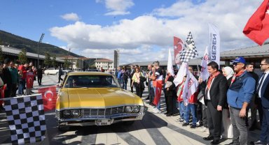Osmangazi'de klasik otomobiller Başkan Aydın'ın startıyla yola çıktı