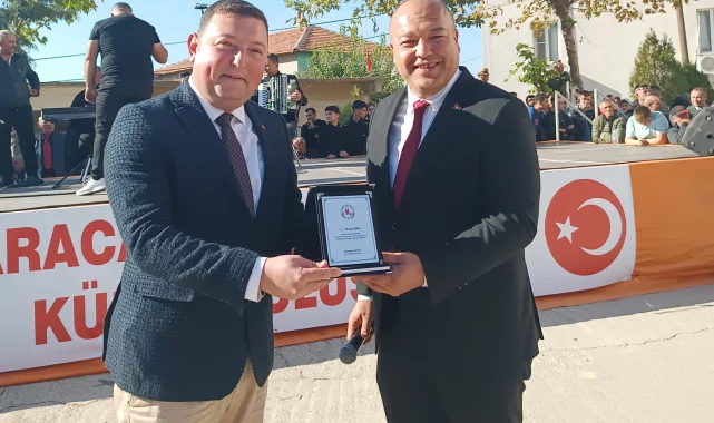 Recep Dural'a Karacaovalılardan teşekkür plaketi