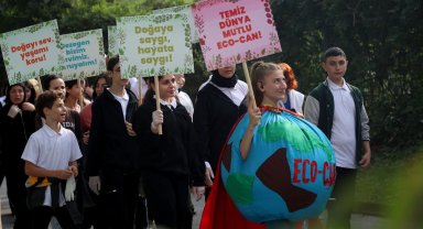 Sakarya'da gençler çöp ve pankartlarla Sapanca Gölü'nden çağrı yaptı