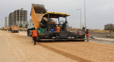 Şanlıurfa Mehmetçik Mahallesinde yeni açılan yolda asfalt hazırlığı yapılıyor