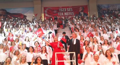 Soner Arıca İzmit'te Cumhuriyet için gönüllü sahne aldı