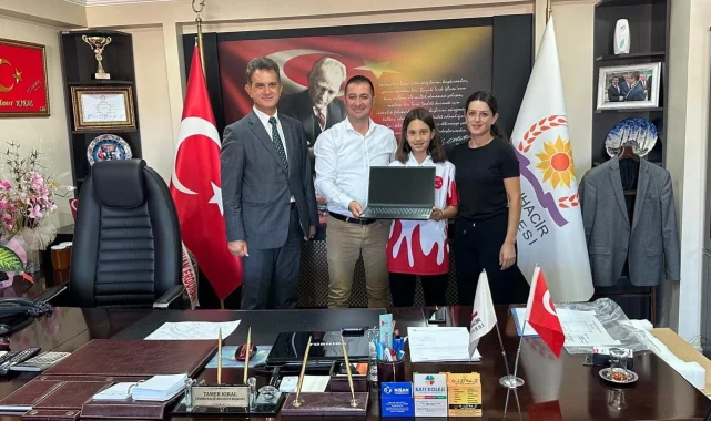 Tamer Kıral Türkiye 2.si olan Eslin Göktepeli'ye laptop hediye etti
