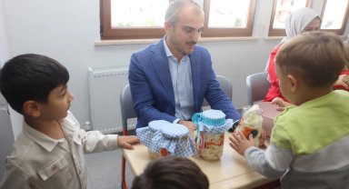 Turşuları Çayırovalı minikler kurdu