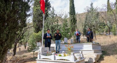 Vali Aygöl Şehit öğretmen Hayati Kapukaya'yı mezarı başında dualarla andı