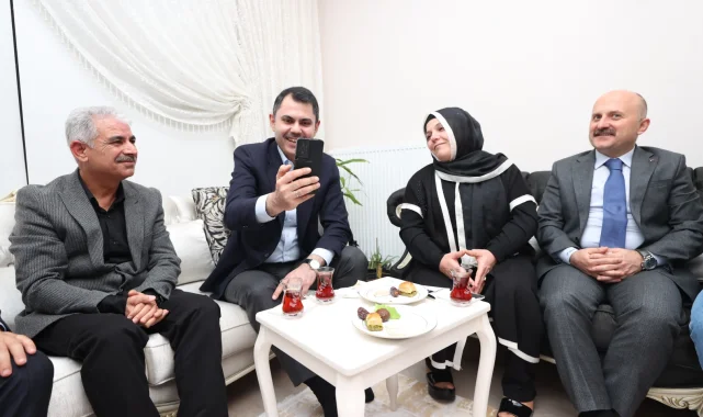 Adıyaman'da depremzede öğretmene ziyaret... Bakan Kurum: İnsan yetiştirmek daha değerli