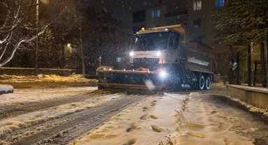 Ankara Keçiören'de ekipler yolları tuzlamaya devam
