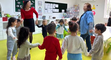 Antalya Muratpaşa'da emekli öğretmenlerden miniklere sürpriz