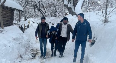 Artvin Ardanuç'ta İl Özel İdare ekipleri yaşlı hastaya 'nefes' oldu