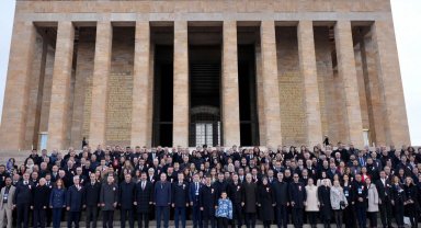Bakan Tekin 81 ilin öğretmenleri ile Ata'nın huzurunda