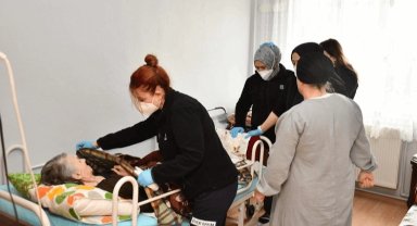 Balıkesir'de evde bakım hizmeti yüzleri güldürüyor