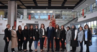 Balıkesirli kadınlardan 10 bin 10 çınar yaprağından gelinlik