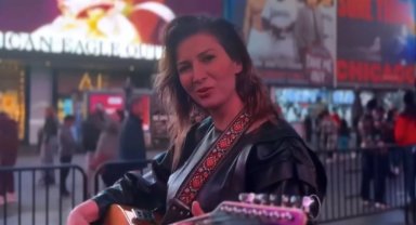 Berfin Gürsoy, Times Meydanı'nda çektiği kliple türk müziğini dünyaya duyurdu!