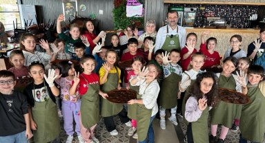 Bursa Gürsu'da minikler eğlenerek kurabiye yaptı