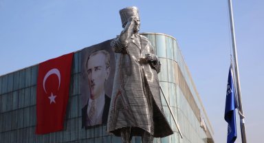 Bursa Kent Meydanı'nda 'Atatürk Heykeli'