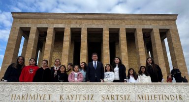 Bursa Osmangazili çocuklar Ata'nın huzurunda