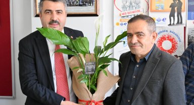 Bursa Yıldırım'da 42 yıllık eğitimcinin son mesaisine sürpriz veda