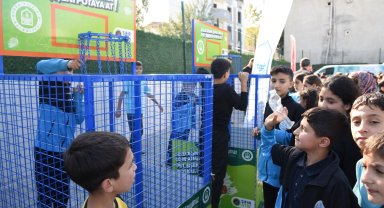 Bursa Yıldırım'da çocuklar şişeleri potaya smaçlıyor