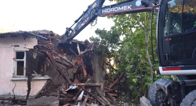 Bursa Yıldırım'da risk taşıyan metruk yapılar yıkılıyor