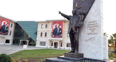 Bursa'da Osmangazililer Ata'yı belediye önündeki anıtta anacak