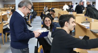 DEÜ Rektörü Yılmaz'dan öğrencilere sürpriz