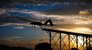 Dünyada ilk! Bayraktar TB3 TCG Anadolu'ya indi ve kalktı