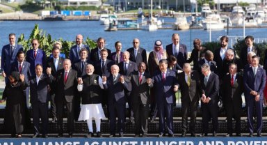 G20'de aile fotoğrafında el ele poz