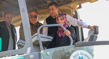 Gülsüm Teyze'den asfalt şovu