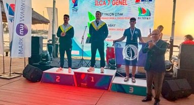 İzmir Foça'da yelkenciler ödüllendirildi