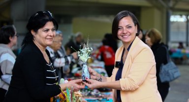 İzmir Karabağlar'da kadının eli var