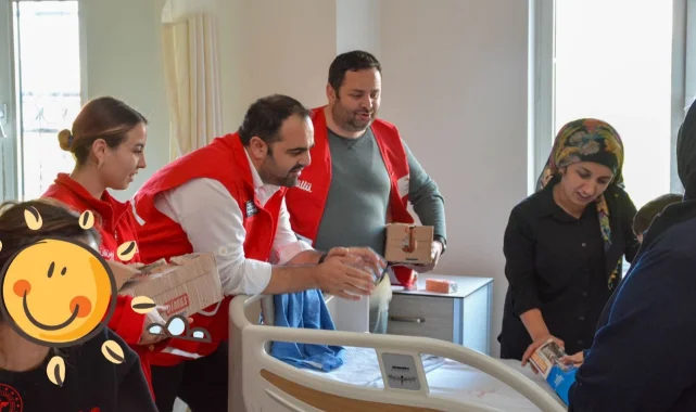 İzmir Konak'ta Kızılay hasta çocukları sevindirdi
