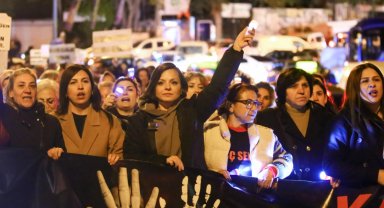 İzmirli kadınlar şiddete karşı 'tek yürek'