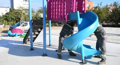 Kocaeli Çayırova'da yeni yapılan parkta oyun grubu montajı tamam