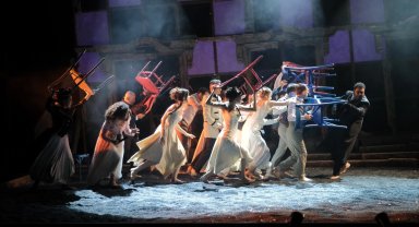 Kocaeli Şehir Tiyatroları İstanbul'da göz kamaştırdı