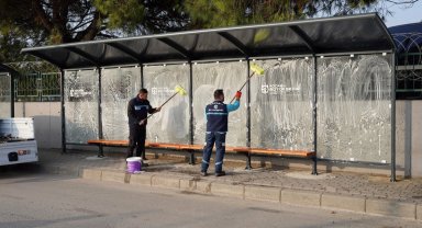 Kocaeli'de duraklar periyodik olarak temizleniyor