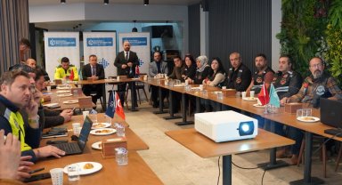 Kocaeli'de motosiklet sürücüleriyle olası kazalara önlem için toplanıldı