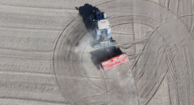 Konya'da atıl araziler ekonomiye kazandırılıyor... 800 dekarlık atıl arazide kuraklığa yerli buğday ekimi