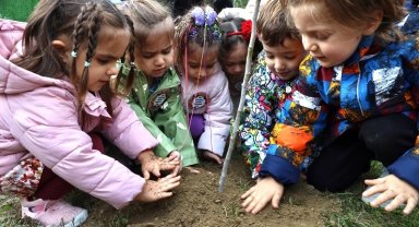 Mudanyalı çocuklar güvenli yaşam için fidanları toprakla buluşturdu
