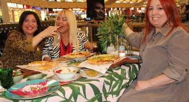 Safiye Soyman kendine pide ziyafeti çekti